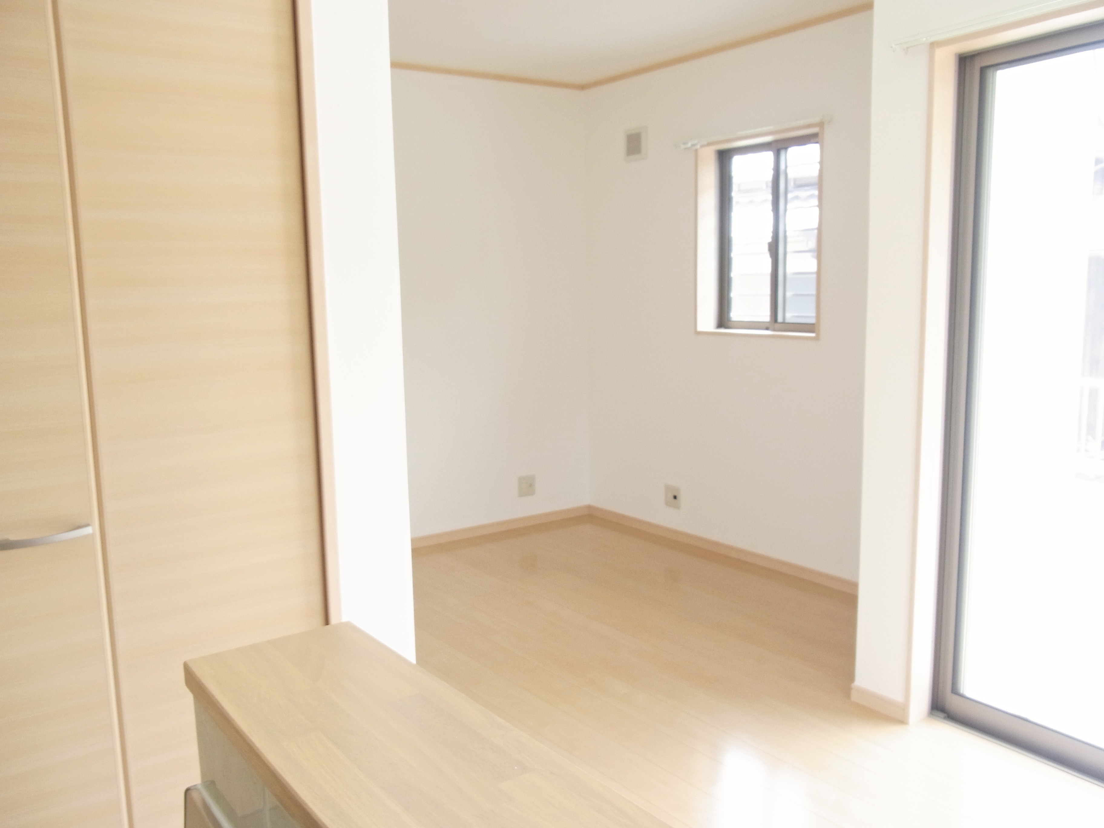 リビングを台所側より